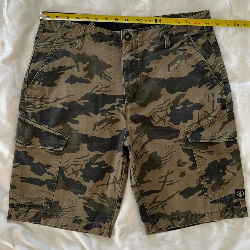 Volcom Large Cargo Shorts Camo